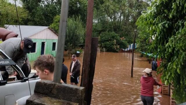 Realizan evacuaciones en El Soberbio debido a la crecida del Río Uruguay.