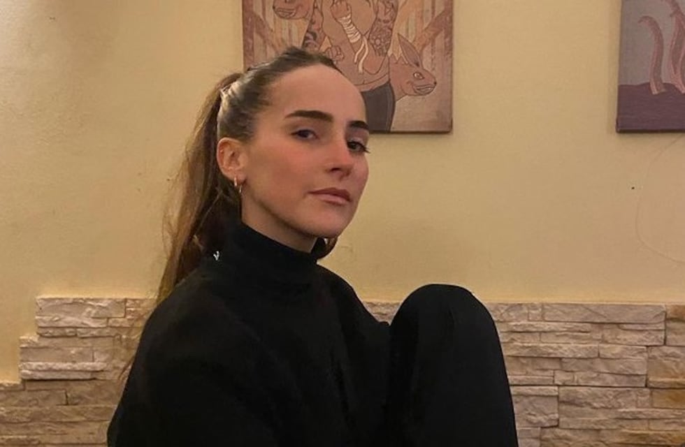 Ámbar de Benedictis, la hija de Juana Viale, posó frente al espejo con un nuevo look