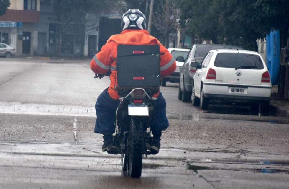 Ladrones hambrientos: Asaltaron a un delivery y le quitaron la moto, el celular y dos pizzas que iba a entregar