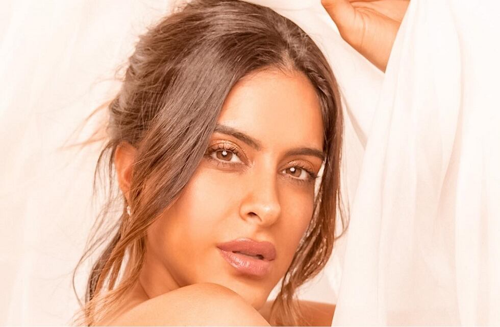 En camisa y sin nada abajo, Celeste Muriega le hizo una invitación a sus seguidores