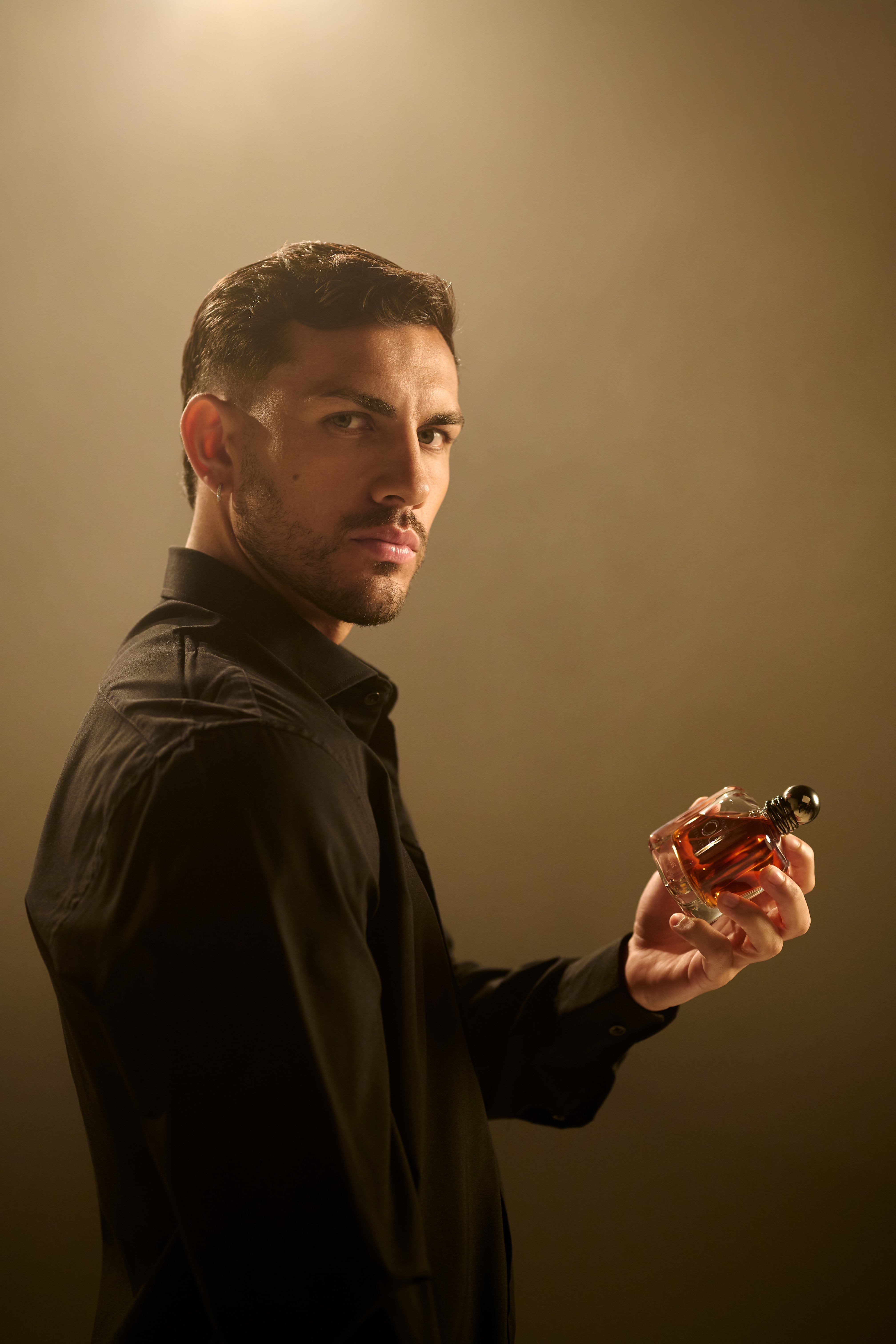 Cuánto cuesta el perfume de Armani que llevó Paredes