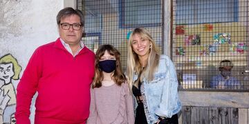 Ferrarello junto a sus hijas tras emitir su voto