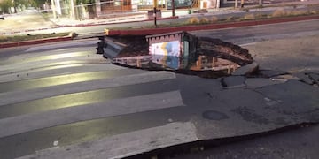 La rotura de un caño provocó un cráter en avenida Octavio Pinto al 3.200 (Gentileza Andrés Ferreyra).