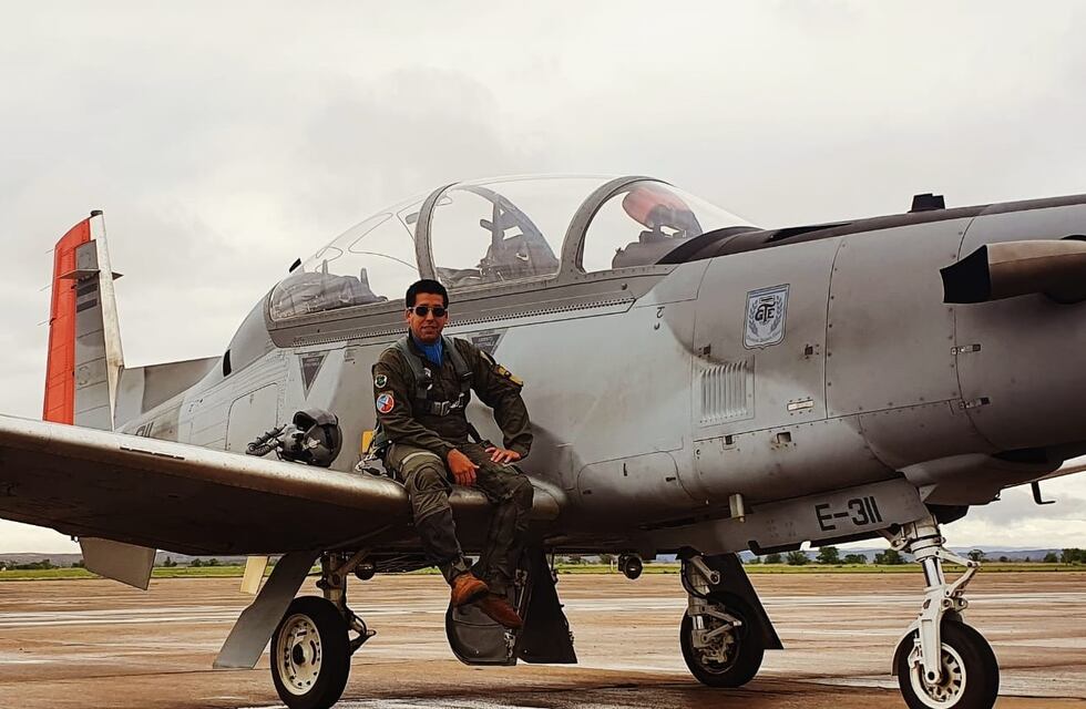 Es piloto de caza y su nombre clave es “Tomba”