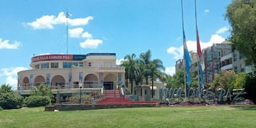 Las banderas a media hasta en los jardines municipales.