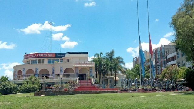 Las banderas a media hasta en los jardines municipales.