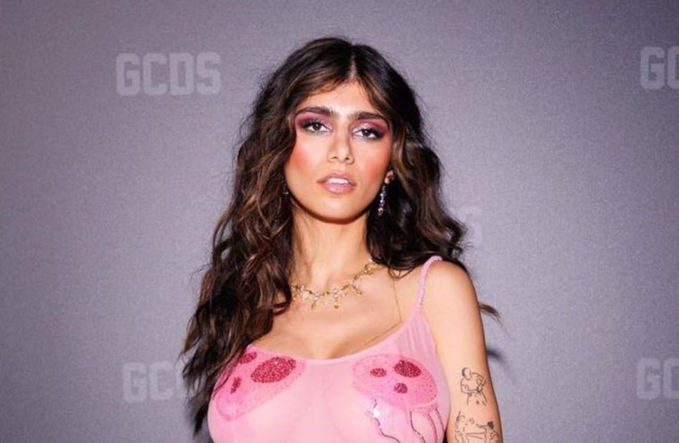 El top transparente de Mia Khalifa en el backstage de Jean Paul Gaultier en Paris