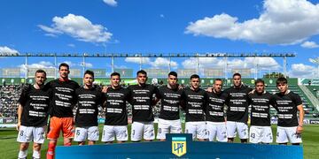 Los jugadores de Gimnasia de La Plata y un fuert mensaje antes del inicio del partido con Banfield. / Gentileza.