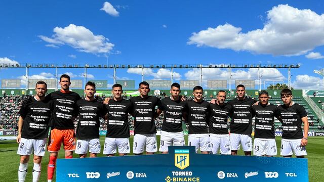 Los jugadores de Gimnasia de La Plata y un fuert mensaje antes del inicio del partido con Banfield. / Gentileza.