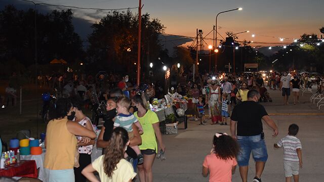La población se acerco a visita los puestos. (Foto: DevotoDigital)