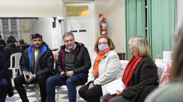 El intendente Luis Castellano con la comisión vecinal del 30 de Octubre.