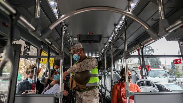 Por el aumento de casos de coronavirus Chile confinó al 70% de su población