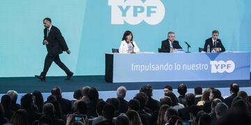 Alberto Fernández 
Cristina Fernández De Kirchner
Pablo Gonzalez
YPF 100 AÑOS
Foto Federico Lopez Claro