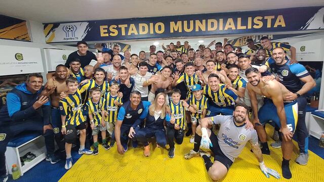 El plantel auriazul celebró dentro de la cancha y en el vestuario local.