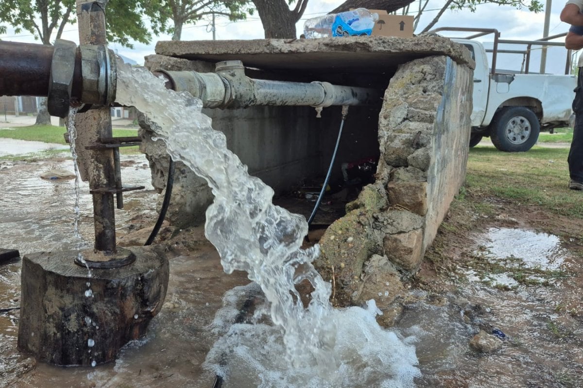 Agua en la vía pública