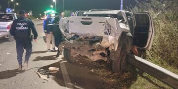 El hecho ocurrió en la variante Juárez Celman, donde se vieron involucrados un vehículo de gran porte con una camioneta. (Prensa Policía de Córdoba)