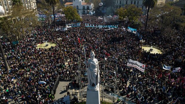 Partidarios de la vicepresidenta argentina Cristina Fernández se reúnen en la Plaza de Mayo el día después de que una persona le apuntara con un arma afuera de su casa de Recoleta.