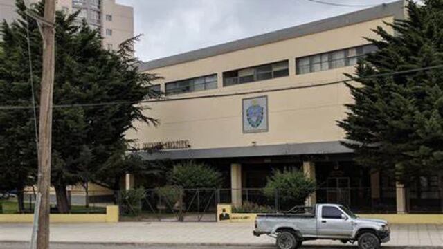 Reclaman seguridad en Comodoro Rivadavia: un alumno sufrió un robo de sus figuritas del mundial a la salida de la escuela.
