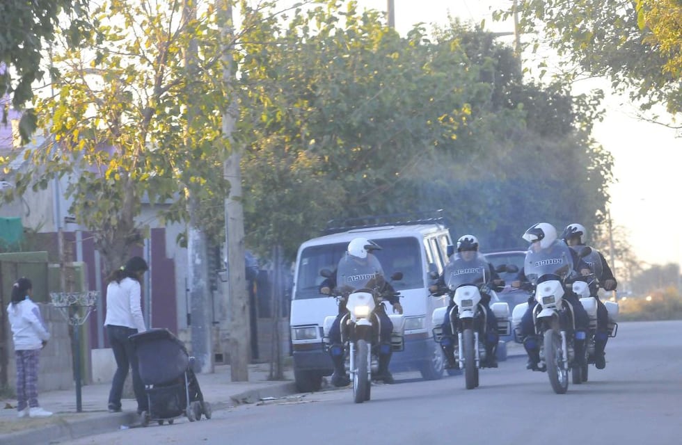 Insólito en Córdoba: dos adolescentes atacaron a una ambulancia mientras se atendía a un paciente