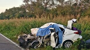 El vehículo ocupado por cinco personas quedó destruido.