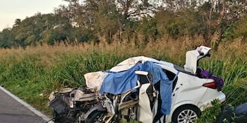 El vehículo ocupado por cinco personas quedó destruido.