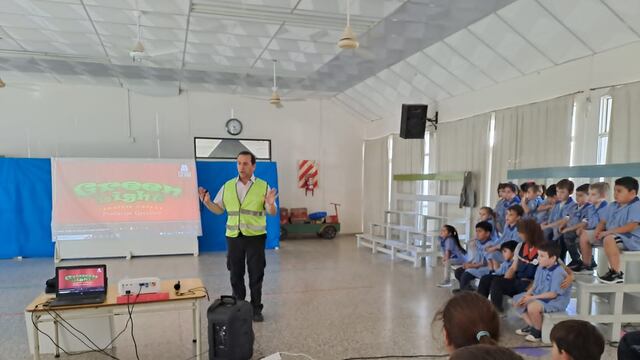 Gabriel Frattini dando una charla sobre educación vial en un Jardín de Infantes