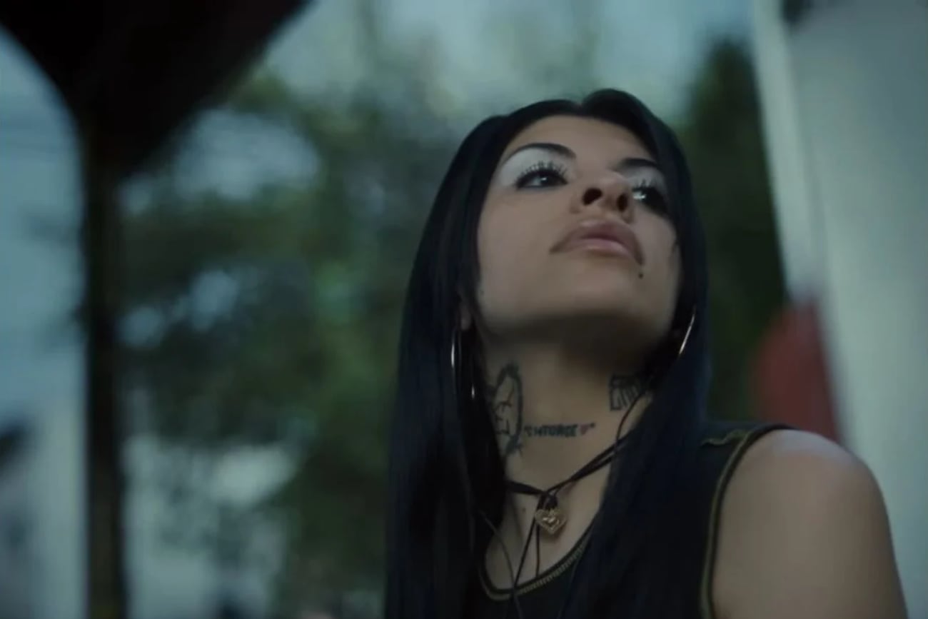 Cazzu en el videoclip de "Con otra". (Foto: Captura de pantalla)