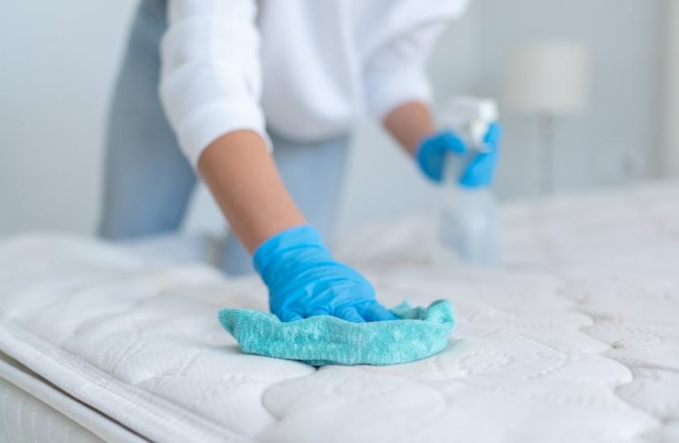 Chau manchas: el trucazo para limpiar el colchón y que quede como nuevo