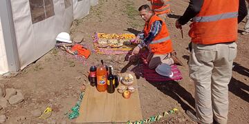 Profundamente arraigada en la cultura andina, ofrendar a la Pachamama es una tradición ancestral que honra a la Madre Tierra, símbolo de fertilidad y generosidad.
