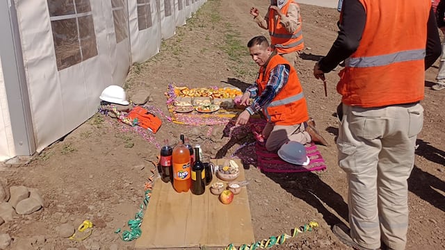 Profundamente arraigada en la cultura andina, ofrendar a la Pachamama es una tradición ancestral que honra a la Madre Tierra, símbolo de fertilidad y generosidad.