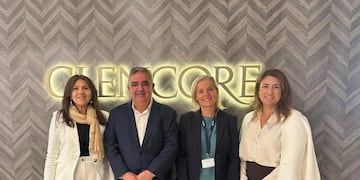 Entre el gobernador Raúl Jalil y Anne Edwards, directora de Asuntos Corporativos de Glencore