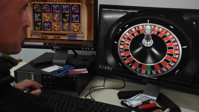 Un hombre juega en una plataforma virtual a juegos de azar