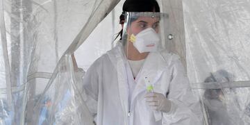 Mendoza 17 de mayo de 2021 Sociedad
Continúan los testeos para detectar el Covid 19 o Coronavirus, en el centro de Testeo ubicado en el Le Parc.
Foto Orlando Pelichotti / Los Andes