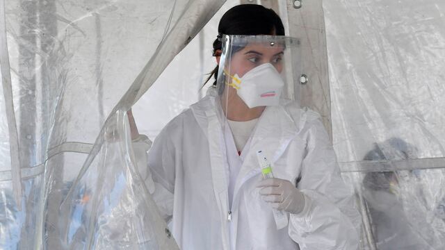 Mendoza 17 de mayo de 2021   Sociedad
Continúan los testeos  para detectar el Covid 19 o Coronavirus, en el centro de Testeo ubicado en el Le Parc.
Foto Orlando Pelichotti / Los Andes