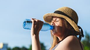 Una de las recomendaciones antes el golpe de calor es hidratarse con agua.