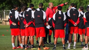 Es por allá, parece indicar Daniel "Miliki" Jiménez, de nuevo al frente a Instituto. Y otra vez, debut contra Riestra (IACC).