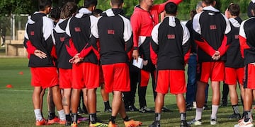 Es por allá, parece indicar Daniel "Miliki" Jiménez, de nuevo al frente a Instituto. Y otra vez, debut contra Riestra (IACC).