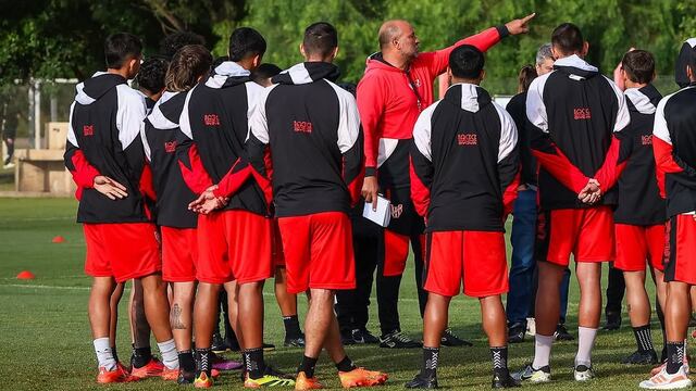 Es por allá, parece indicar Daniel "Miliki" Jiménez, de nuevo al frente a Instituto. Y otra vez, debut contra Riestra (IACC).
