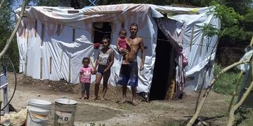 Dramática situación de una familia que vive en condiciones edilicias alarmantes.