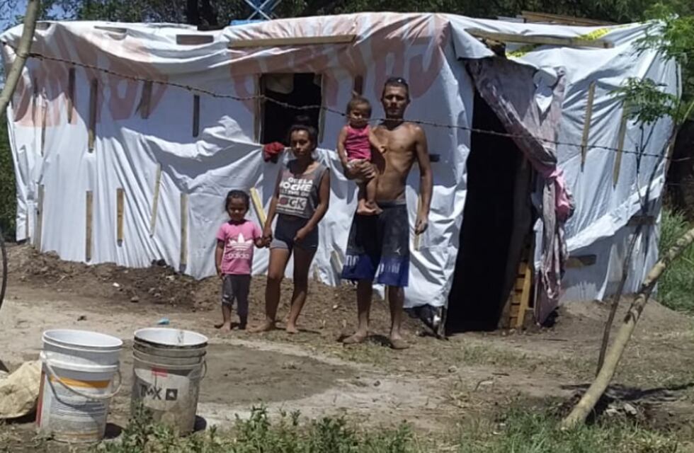 Dramática situación de una familia de Río Primero: su vivienda está hecha con silo bolsas