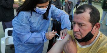 Campaña de vacunación antigripal a gente en situación de calle en Plaza San Martin por parte del merendero social El ritual de 
la Monada 10 mayo 2021