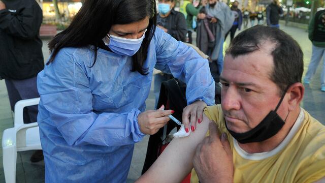 Campaña de vacunación antigripal a gente en situación de calle en Plaza San Martin por parte del merendero social El ritual de 
la Monada 10 mayo 2021