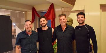 El director y los actores de Destino Insular junto a Darío Cocco