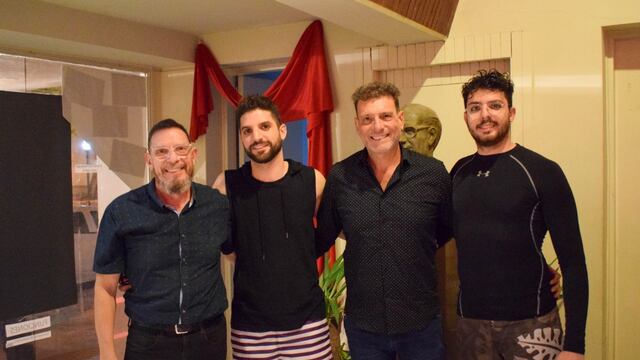 El director y los actores de Destino Insular junto a Darío Cocco