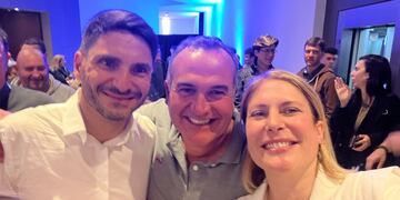 Mondino abraza a Pullaro y a Scaglia