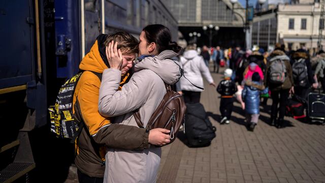 Una madre abraza a su hijo que escapó de la ciudad sitiada de Mariupol y llegó a la estación de tren de Lviv, en el oeste de Ucrania. (AP)