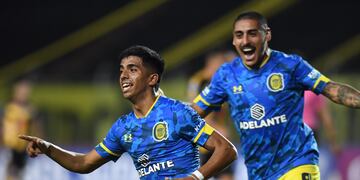 El Pupi Ferreyra festeja el gol canalla ante Táchira