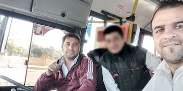 Iván Avaca (izquierda) es el chofer que encontró y devolvió la mochila con 100 pesos. Cali Villega (derecha) es quien lo ayudó a hacerlo.