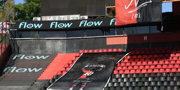 Newell's Old Boys decoró su estadio con banderas alusivas al homenaje de Lionel Messi a Diego Maradona. (@canoboficial)
