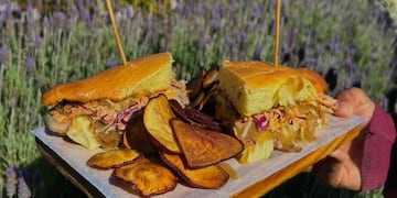 Lomitos, picadas, ensaladas, milanesas y pastas son algunas de las opciones de almuerzo en el mejor restaurante de las Sierras Chicas de Córdoba.
